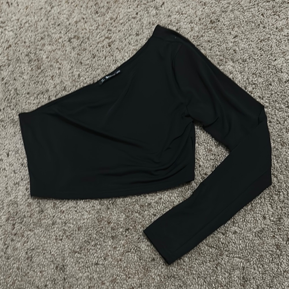 Black One-Shoulder Long Sleeve Crop Top